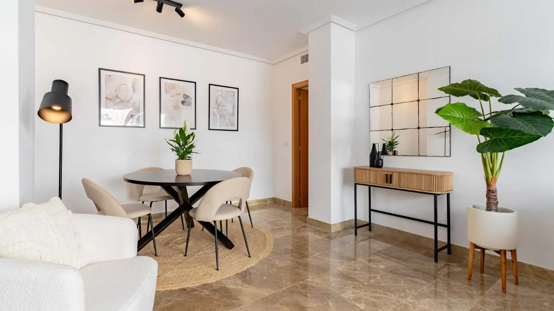 Charmant Appartement Met Groot Terras In Estepona Spain