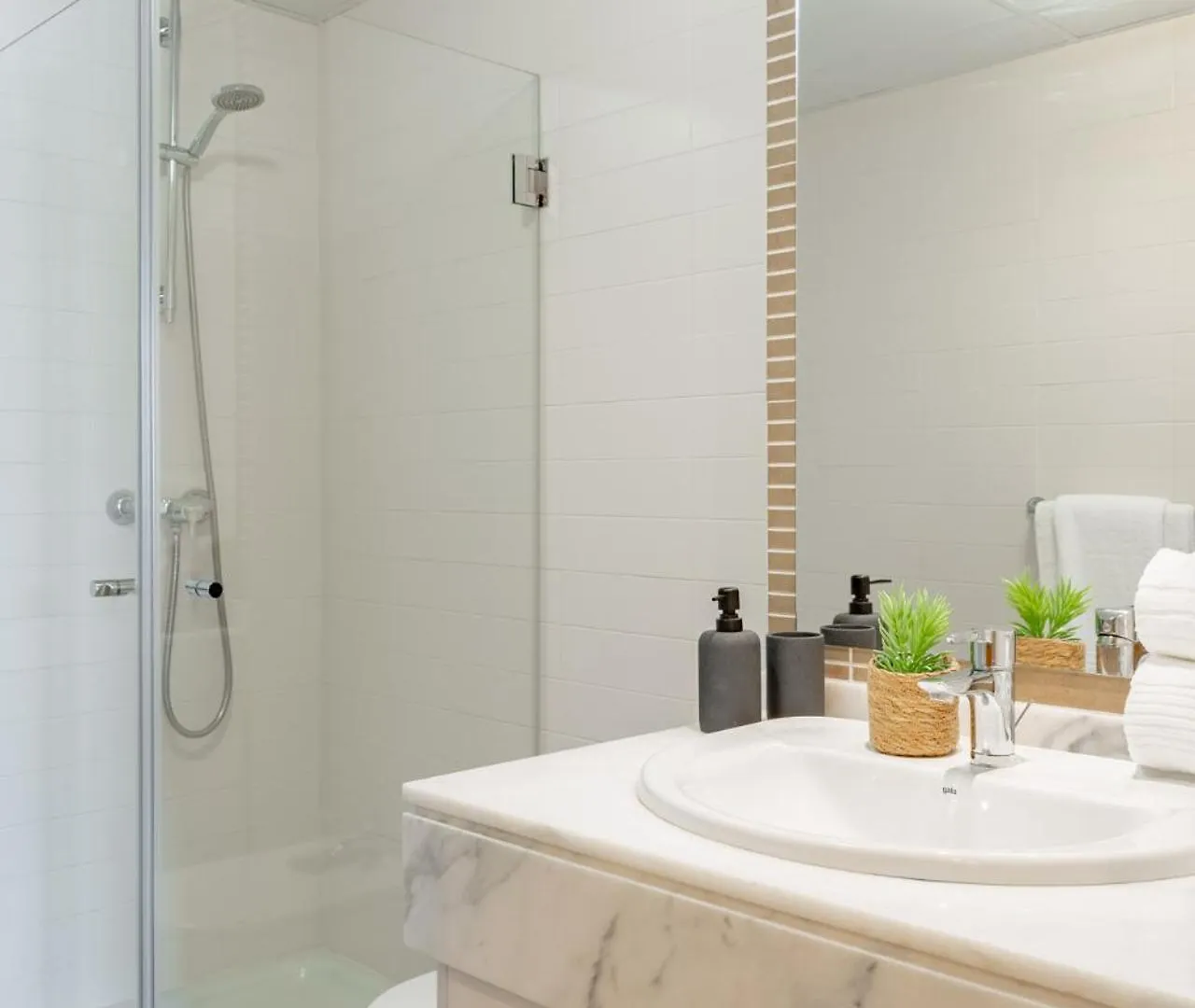 Charmant Appartement Met Groot Terras In Estepona